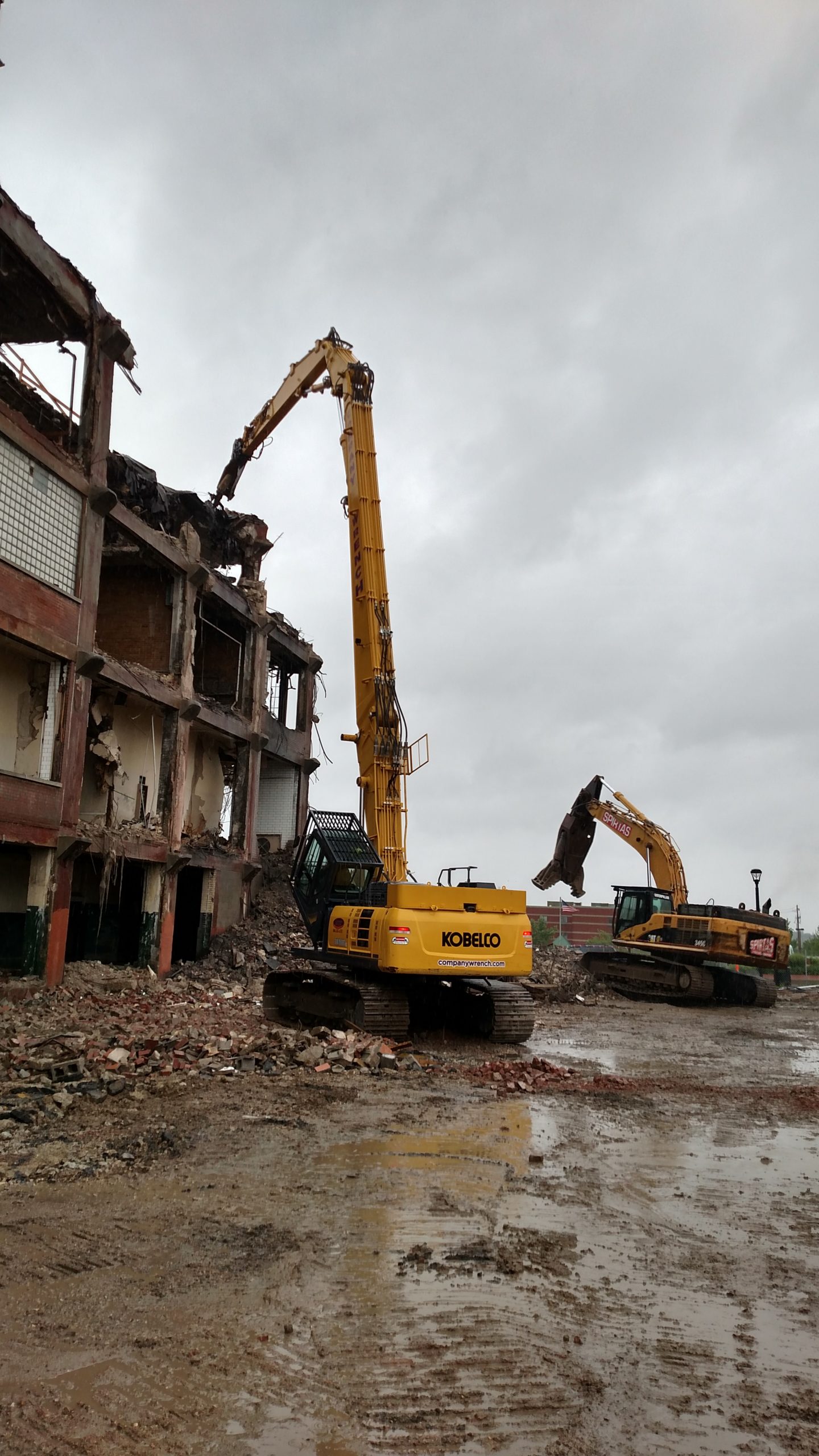 High Reach working on SLU Medical Campus Renewal Project – Demolition of Former Pevely Dairy & Missouri Belting Buildings