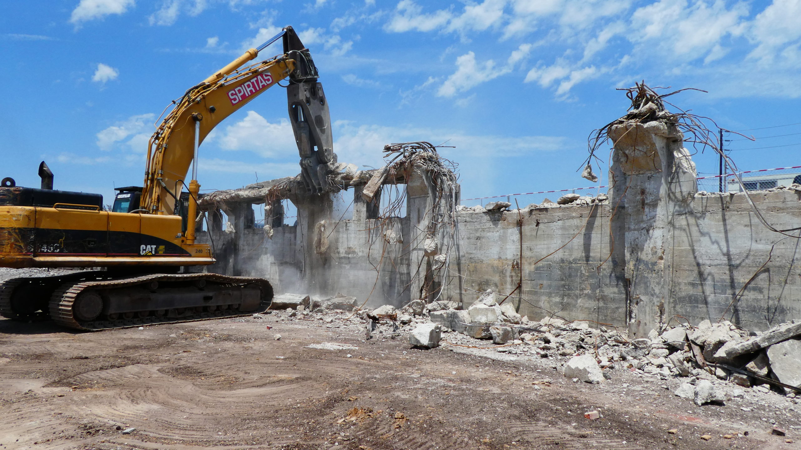 Heavy pulverizer machine work SLU Medical Campus Renewal Project – Demolition of Former Pevely Dairy & Missouri Belting Buildings
